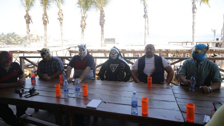 Los protagonistas de la Función de Lucha Libre Maremoto en la Isla.