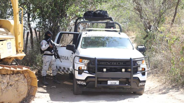Elementos federales mantienen vigilada la zona donde se localiza el predio en el que la FGR mantien labores de búsqueda, ahora con apoyo de binomios caninos.
