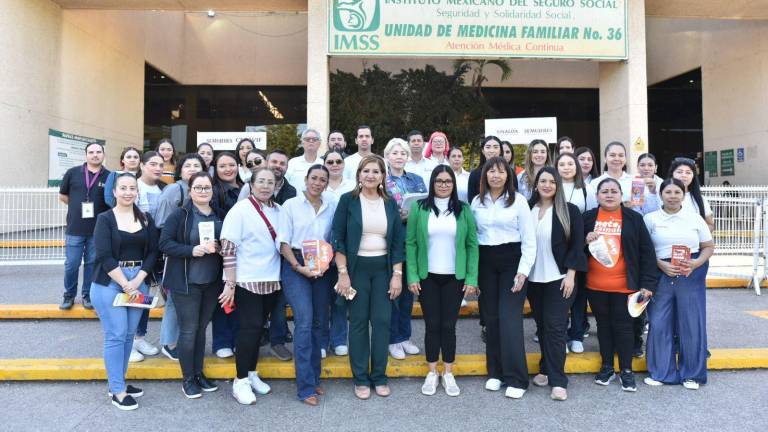La Secretaría de las Mujeres en Sinaloa difunde en las instalaciones del IMSS sobre los servicios que ofrece.