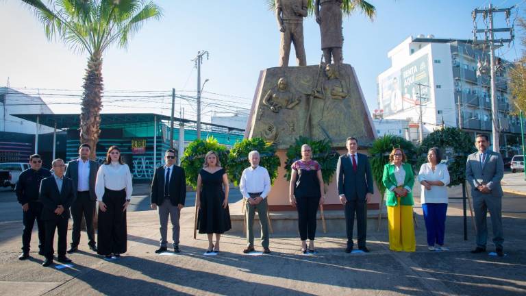 Autoridades municipales y estatales rinden homenaje en Culiacán a los maestros.