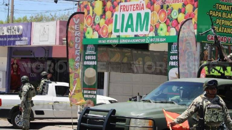 Un hombre resultó lesionado después de ser atacado a balazos en una frutería en Culiacán.