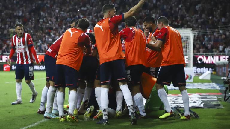 Los jugadores de las Chivas celebran el gol de Santiago Ormeño que les dio la victoria sobre Rayados.