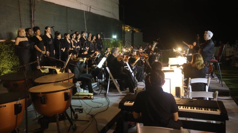 La Camerata Mazatlán y el Coro Guillermo Sarabia, dirigidos por Enrique Patrón de Rueda, durante la emotiva velada en el Salón Malay.