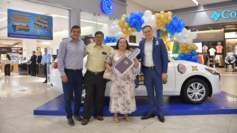 Guadalupe Bautista, acompañada de su esposo Juan Carlos Ramos, el director general de Cimaco Culiacán Alfredo Murra y el gerente de tienda Jesús Moysés Franco.