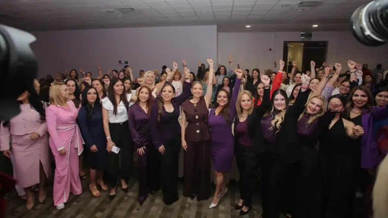 Empresarias participan en la primera cumbre “Mujeres al Frente”, organizada por Empremmexi Mazatlán este sábado.