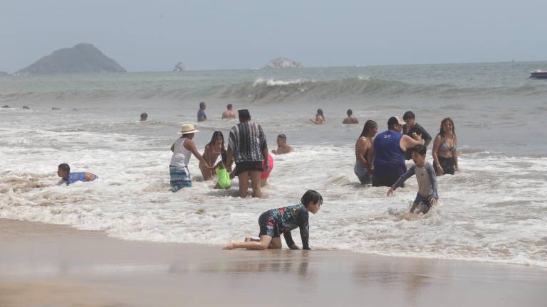 Mantiene vigilancia en las playas de Mazatlán ante posibles nuevos avistamientos de un cocodrilo y la presencia de mar de fondo.