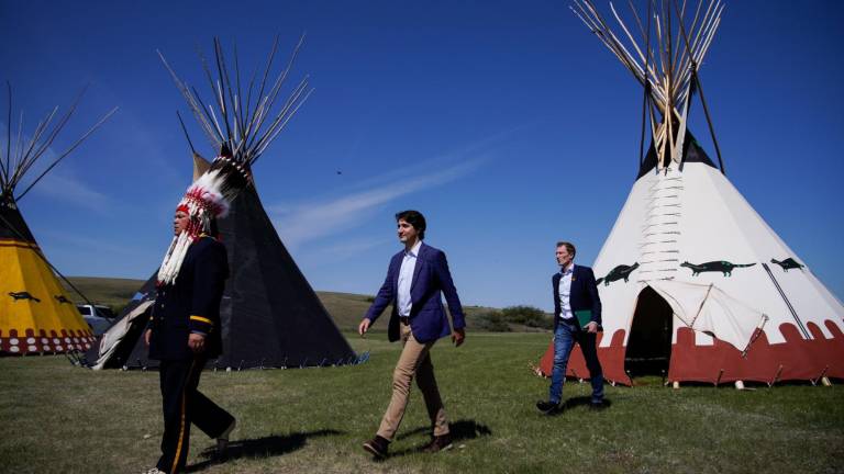 El Primer Ministro Justin Trudeo se reunió con el Jefe Ouray Crowfoot de la anción indígena Siksika.