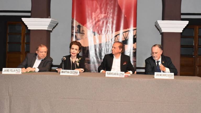 Martha Ceceña presenta su libro en el Centro de Artes Centenario.
