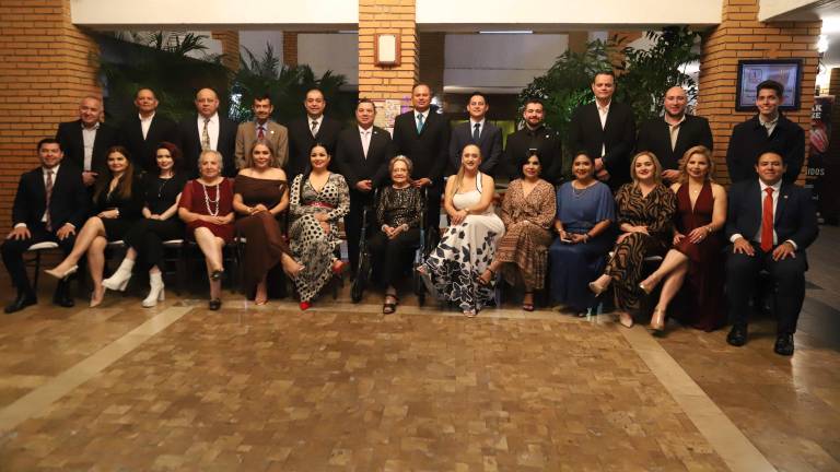 Los asistentes disfrutaron de una agradable cena en un ambiente de cordialidad y camaradería.