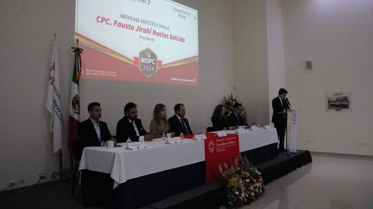 En Culiacán entregaron reconocimientos a miembros del Colegio de Contadores Públicos.