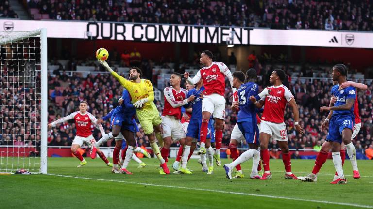 David Raya realiza dos grandes atajadas.