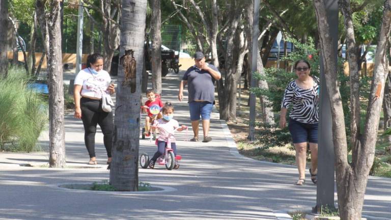 Son contadas las familias que visitan el espacio para llevar a sus hijos a andar en bicicleta o sentarse bajo los árboles.