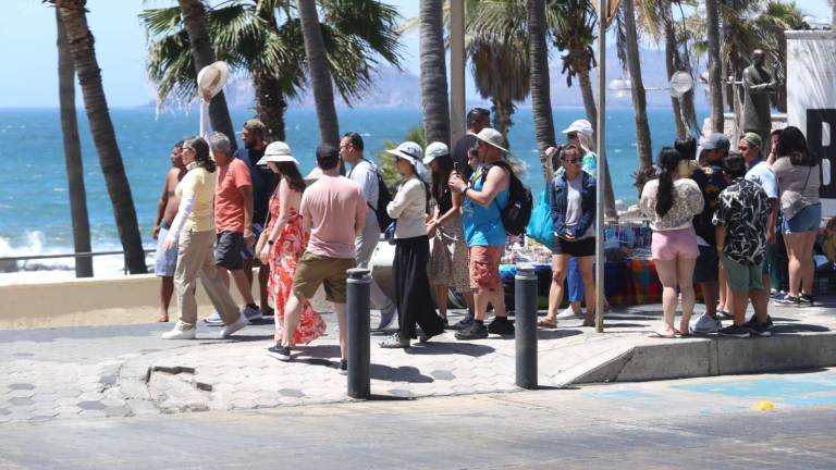 Este miércoles hubo más visitantes a las playas y demás atractivos turísticos de Mazatlán.