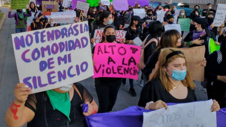 Marchan feministas en Los Mochis