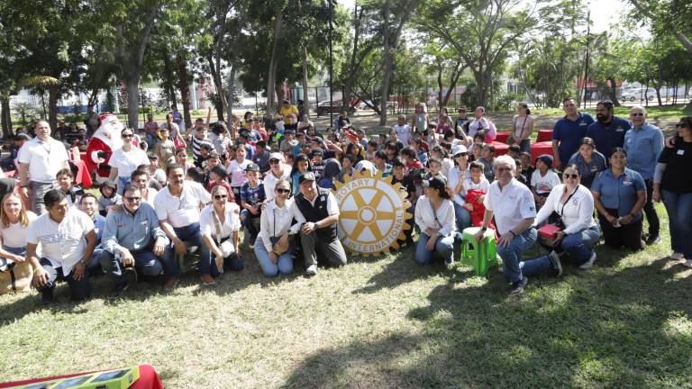 Integrantes del Club Rotario Mazatlán Norte se toman la fotografía junto a los pequeños asistentes.