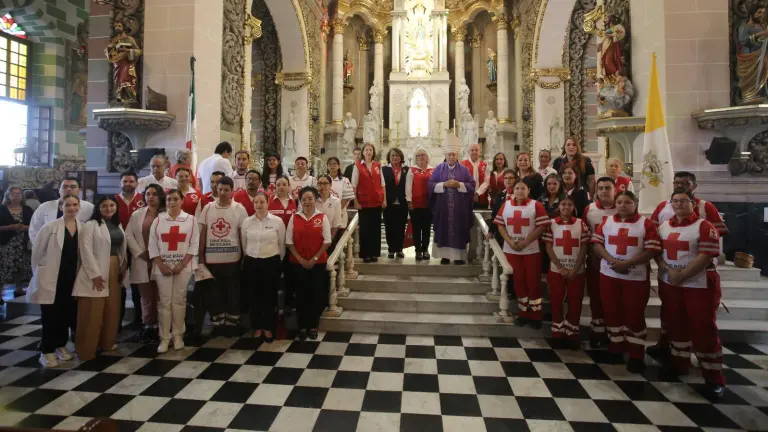 Integrantes del Patronato, voluntarios y personal de Cruz Roja Mazatlán asistieron a la celebración en la Catedral, aqui junto al Obispo Mario Espinosa Contreras.