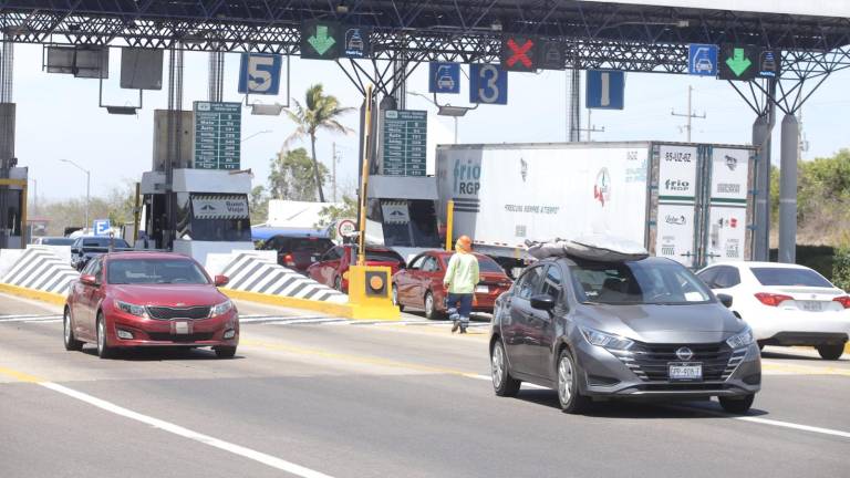 Filas de vehículos se registraron en la caseta de Mármol durante el incremento de tráfico en carreteras hacia Mazatlán.