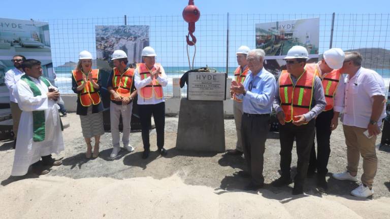 Con la presencia del Gobernador y funcionarios estatales, colocan la primera piedra de lo que será el hotel Hyde en Mazatlán.