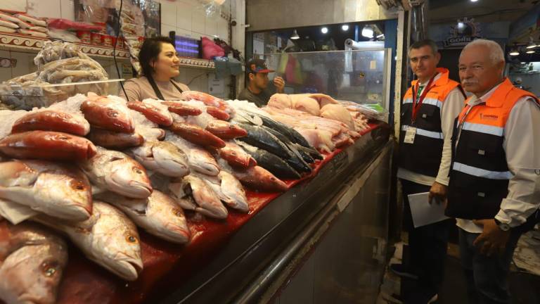Personal de Coepriss inició con la campaña de verificación del buen estado de pescados y mariscos durante la Cuaresma.
