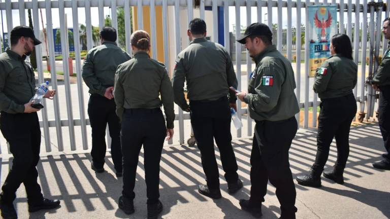 Agentes de la Fiscalía General del Estado encontraron encadenadas las puertas principales del Campus Buelna y con candado.