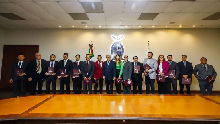 Mandos medios del gabinete del Gobierno de Sinaloa reciben su nombramiento.