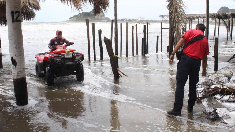 En la Isla de la Piedra los efectos de ‘Kay’ dañan 12 restaurantes y casi 200 paraguas, reporta Protección Civil