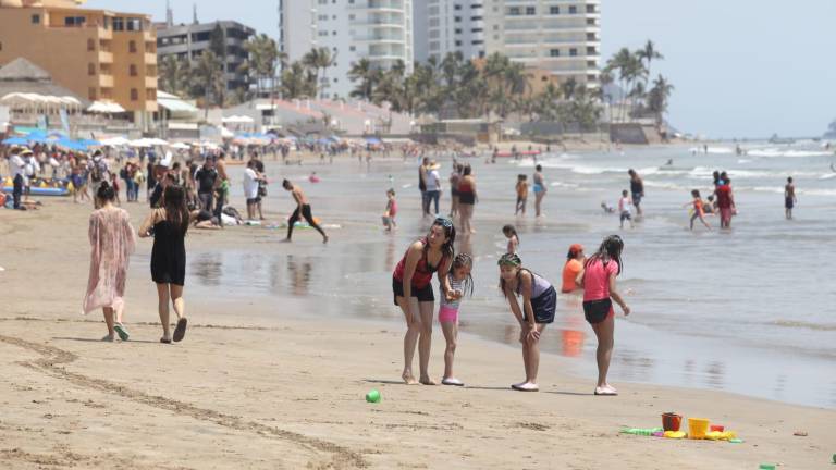 Más de 5 mil bañistas disfrutan las playas mazatlecas el fin de semana