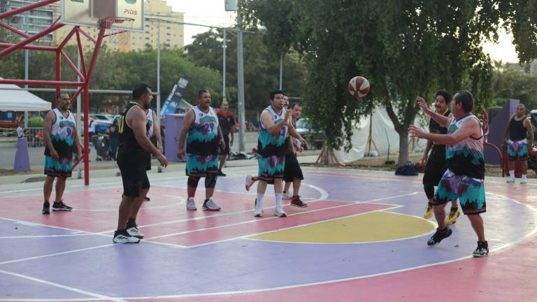 Intensos duelos se viven en la jornada 5 del Maxibasquetbol.