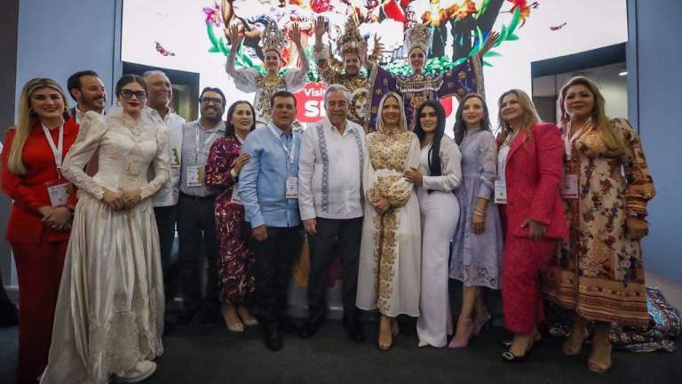 El Gobernador Rubén Rocha Moya, alcaldes y funcionarios estatales, acompañados del cortejo real del Carnaval de Mazatlán, inauguran el stand de Sinaloa en el Tianguis Turístico 2023 en la Ciudad de México.