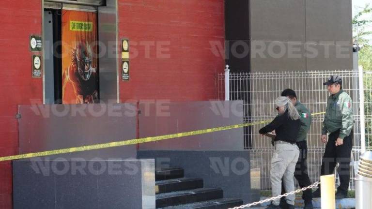 Peritos de la Fiscalía investigan incendio provocado en casino de Culiacán tras muerte de empleada.