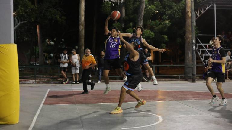 La cancha del parque Ángel Flores vivió partidos intensos.