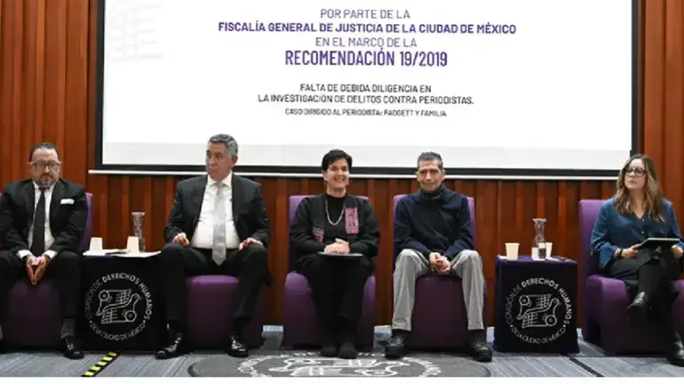 Humberto Padgett León y su familia en el acto de disculpa pública.
