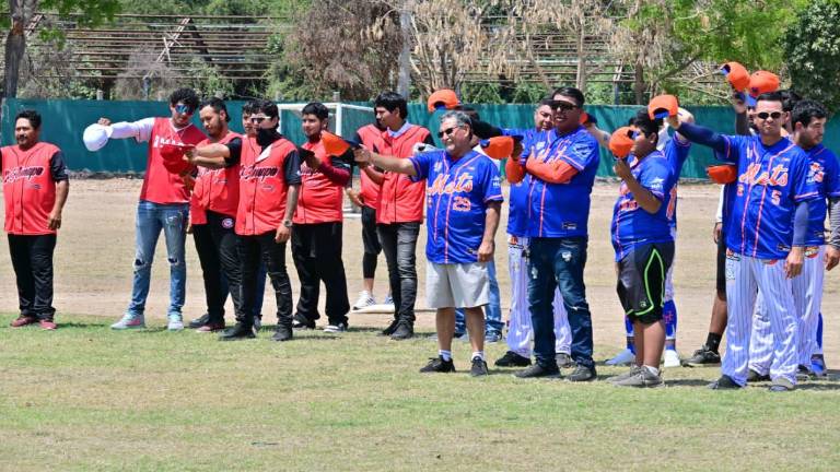 Los jugadores rinden la protesta deportiva.