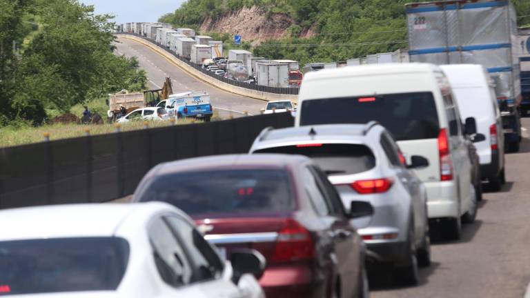 Carreteras de Mazatlán están saturadas por cierre de autopista a Culiacán
