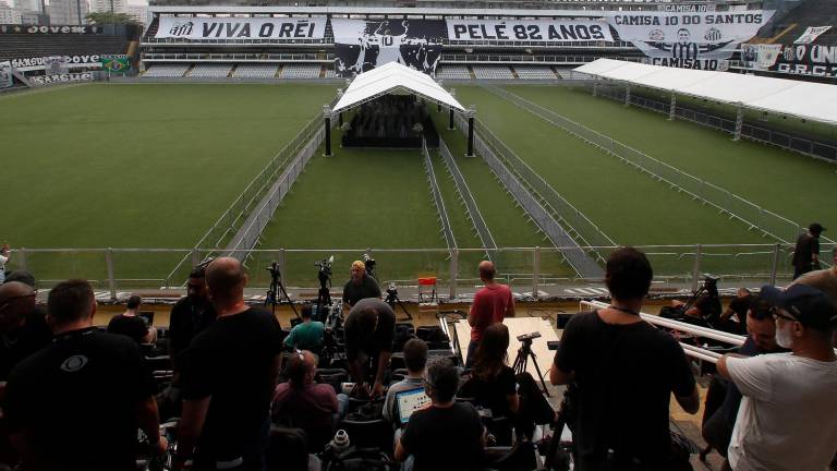 Funeral de Pelé da inicio en el estadio Vila Belmiro de Brasil