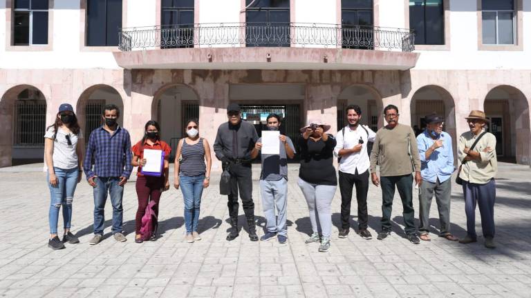 Integrantes de colectivos medioambientalistas y otros ciudadanos se unen para defender el manglar del Arroyo Jabalines y un árbol.
