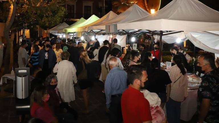 Aunque se esté en espacios abiertos, guardar la sana distancia es importante para evitar contagios de Covid-19.