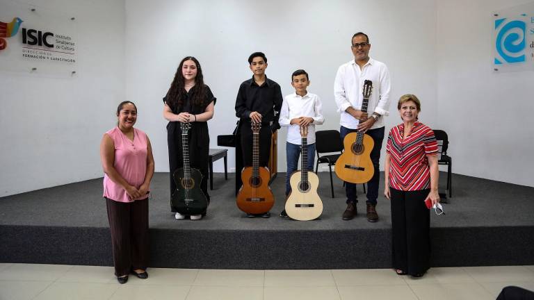 Alumnos de guitarra de Erwin Rodríguez, junto con Ariana Lucero, coordinadora de Música, y Claudia Apodaca, directora de Formación y Capacitación del Isic.