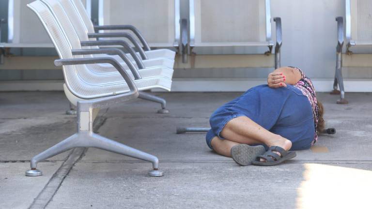 La señora duró en el suelo más de 15 minutos antes de ser subida a una camilla.