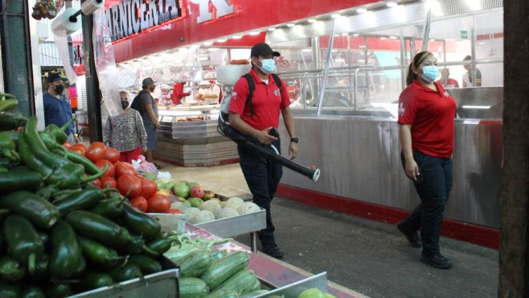 Este miércoles, Protección Civil de Mazatlán realizó trabajos de sanitización en mercados municipales.