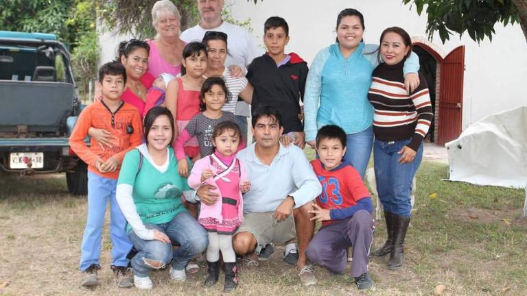 Los extranjeros apoyaron con comida o juguetes a niños jornaleros.