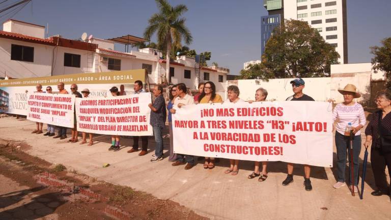 Vecinos de Lomas de Mazatlán protestan este jueves contra la construcción de un edificio de departamentos en la zona.