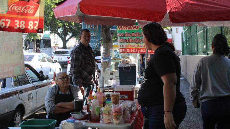 Hugo Rafael podrá seguir vendiendo tamales afuera del IMSS Culiacán