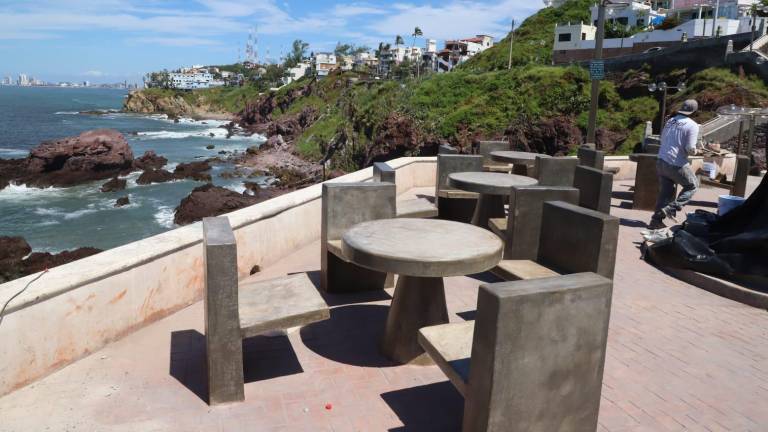 Construyen mesas y sillas en el ‘corazón’ del Paseo Centenario; moverán ahí estatua de José Alfredo Jiménez