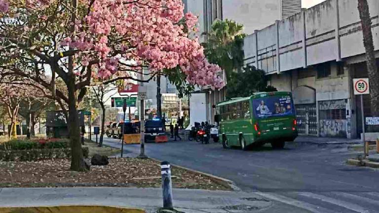 Un operativo policial se desplegó tras reportarse disparos y objetos ponchallantas que dejaron vehículos abandonados y generaron congestión en la zona.