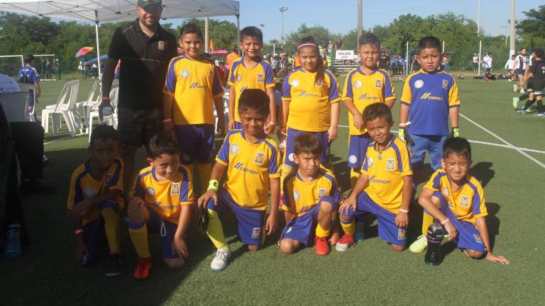 El equipo de la Academia de Futbol Tigres, presente en los campos de la Toledo Corro.