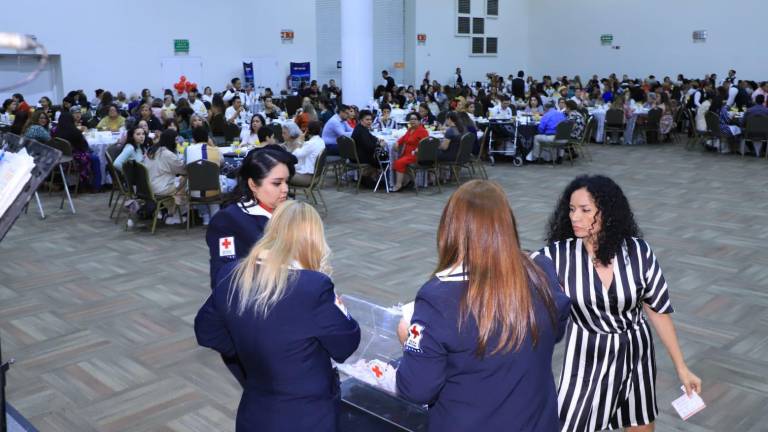 Las Damas Voluntarias de Cruz Roja Mazatlán organizaron el desayuno pre-baile navideño realizado este sábado en el Centro de Convenciones.