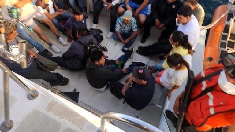 Elementos de la Semar interceptaron dos embarcaciones frente a Ensenada en las que viajaban 45 personas y eran transportados alrededor de mil 850 litros de diesel.