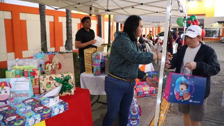 Recolectan en Mazatlán regalos y kits médicos para niños con cáncer