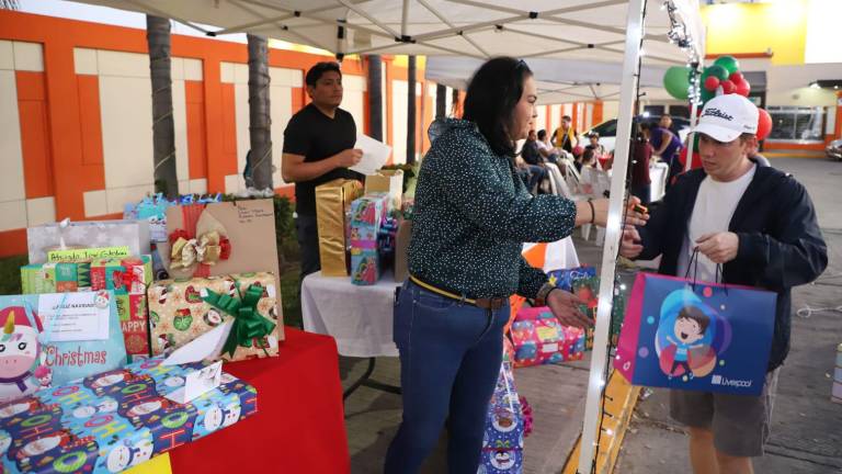 Recolectan en Mazatlán regalos y kits médicos para niños con cáncer